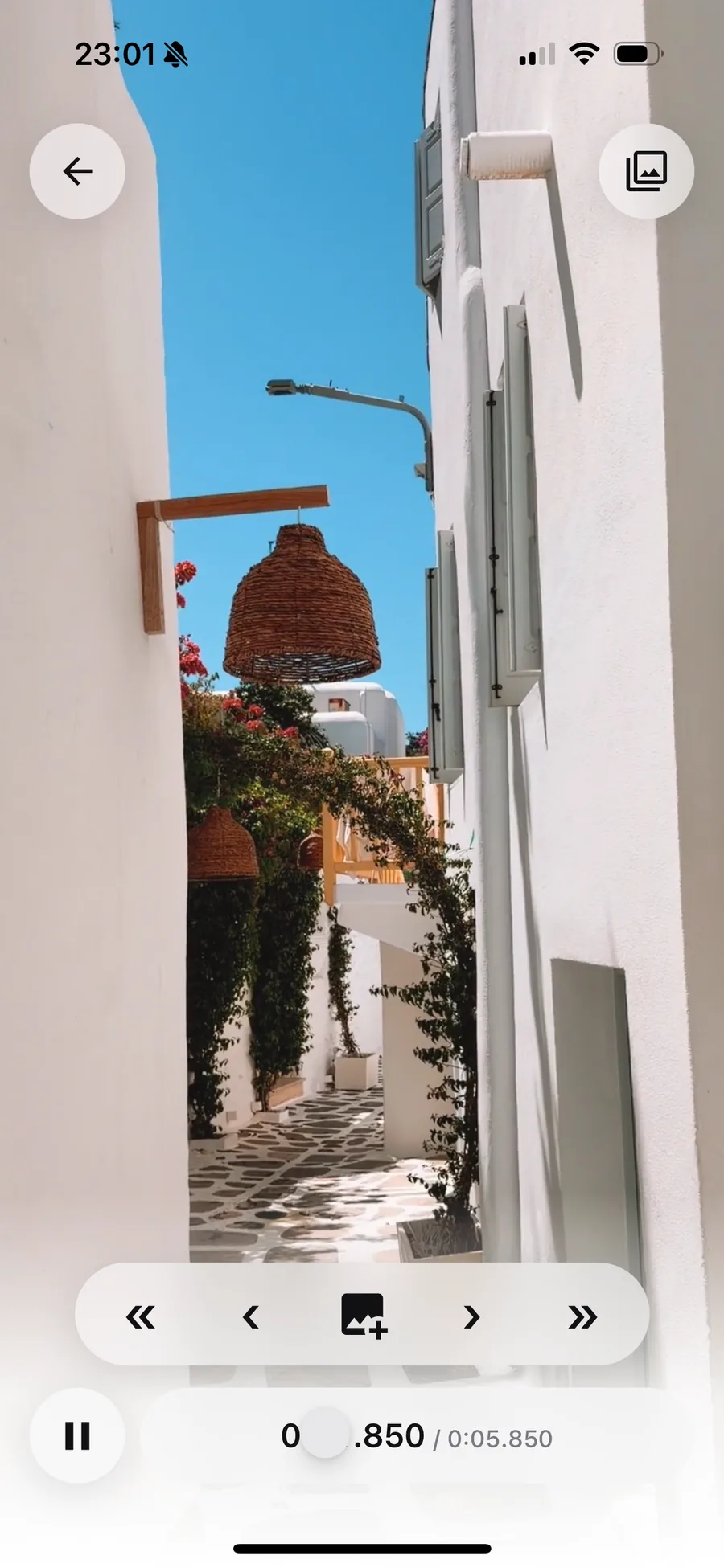 Reproducción de un vídeo de una calle blanca con el tiempo al milisegundo